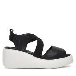 Sandały Fly London. Czarne sandały damskie Fly London, bez wzorów, bez obcasa, na koturnie, bez zapięcia. Za 547.99 zł.
