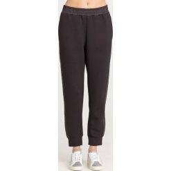 SPODNIE CLAUDIA Guess. Czarne spodnie dresowe damskie Guess, l, z aplikacjami, z dresówki. Za 369.00 zł.