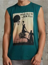 Tank top z motywem koszykówki - zielony. Zielone t-shirty męskie Sinsay, l, bez wzorów, bez kołnierzyka. W wyprzedaży za 13.99 zł.