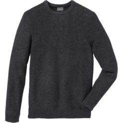 Sweter w strukturalny wzór z bawełny z recyclingu Regular Fit bonprix antracytowy melanż. Swetry przez głowę męskie marki bonprix. Za 37.99 zł.