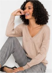 Sweter oversize z dekoltem w serek oversize. Czarne swetry damskie bonprix, bez wzorów, bez kołnierzyka, bez ramiączek, bez kaptura. Za 84.99 zł.
