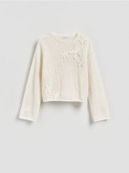 Sweter z ozdobną aplikacją - kremowy. Białe swetry damskie Reserved, l, z aplikacjami, z bawełny, bez kołnierzyka, bez ramiączek, bez kaptura. Za 119.99 zł.
