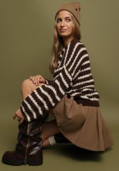 Ciemnobrązowy Sweter Oversize z Wełną i Wiskozą o Luźnym Splocie w Paski Ternose. Brązowe swetry damskie Born2be, bez wzorów, z dzianiny, klasyczne, bez kołnierzyka, bez ramiączek, bez kaptura. Za 149.99 zł.