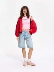 Dopasowany t-shirt z napisem - różowy. Czerwone t-shirty damskie Reserved, l, bez wzorów, z bawełny, bez kołnierzyka. Za 49.99 zł.