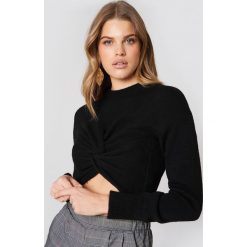 NA-KD Dzianinowy sweter kopertowy - Black. Czarne swetry damskie NA-KD, z dzianiny, z kopertowym dekoltem. W wyprzedaży za 60.98 zł.