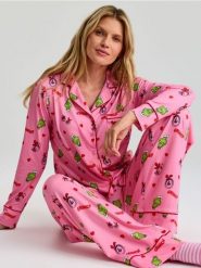 Piżama dwuczęściowa z motywem świątecznym Grinch - różowy. Czerwone piżamy damskie Sinsay, l, bez wzorów, bez ramiączek. Za 55.99 zł.