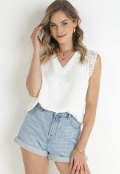 Biała Bluzka Top z Ażurową Falbanką Wokół Ramion z Tkaniny Plumeti Vinda. Białe bluzki damskie Born2be, l, w ażurowe wzory, z koronki, bez kołnierzyka, bez ramiączek. Za 49.99 zł.