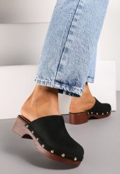 Czarne Klapki Typu Drewniaki z Nitami i Płaskim Obcasem Nerai. Czarne klapki damskie Renee, z aplikacjami, bez obcasa, na płaskiej podeszwie. Za 99.99 zł.