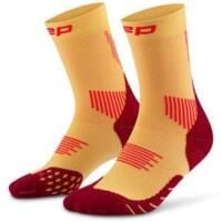 Damskie krótkie skarpety kompresyjne sportowe Core Run do połowy łydki CEP. Czerwone skarpety damskie CEP, bez wzorów, z elastanu. Za 79.00 zł.