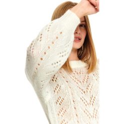 AŻUROWY SWETER DAMSKI. Białe swetry damskie TOP SECRET, na jesień, w ażurowe wzory, z jeansu, eleganckie, bez kołnierzyka, bez ramiączek, krótkie, bez kaptura. Za 89.99 zł.