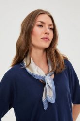 Apaszka błękitna. Niebieskie szaliki i chusty damskie MOODO, bez wzorów, z poliesteru. Za 34.99 zł.