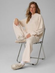4F Spodnie dresowe z szerokimi nogawkami damskie - kremowe XXL. Brązowe spodnie dresowe damskie 4f, xxl, bez wzorów, z dresówki. Za 179.99 zł.