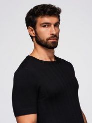 Ażurowy męski sweter z okrągłym dekoltem i krótkim rękawem – czarny V2 - Rozmiar: XXL. Czarne swetry przez głowę męskie Ombre Clothing, m, w ażurowe wzory, z dzianiny, bez kołnierzyka. W wyprzedaży za 119.99 zł.