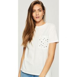 T-shirt z perłową aplikacją - Kremowy. Białe t-shirty damskie Sinsay, z aplikacjami. Za 24.99 zł.