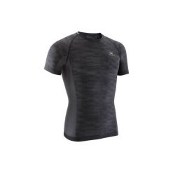 Koszulka do biegania krótki rękaw SKINCARE Kiprun męska. Czarne koszulki sportowe męskie KALENJI, z elastanu, z krótkim rękawem. W wyprzedaży za 49.99 zł.