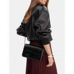 Torebka GINO ROSSI. Czarne listonoszki damskie Gino Rossi, bez wzorów, bez dodatków. Za 179.99 zł.