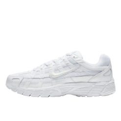 Buty do chodzenia dla dorosłych Nike P-6000 Triple White. Białe obuwie sportowe damskie Nike, bez wzorów, z gumy, do biegania. Za 902.49 zł.
