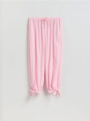 Spodnie z wiązaniami na nogawkach - pastelowy róż. Czerwone spodnie materiałowe damskie Reserved, l, bez wzorów, z tkaniny. Za 179.99 zł.