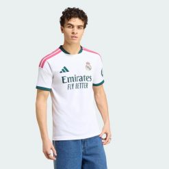 Koszulka podstawowa Real Madryt 26/27. Białe koszulki sportowe męskie Adidas, l, bez wzorów, z dzianiny, bez kołnierzyka, bez ramiączek, do piłki nożnej, climacool (adidas). Za 360.00 zł.