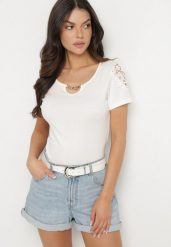 Biały Bawełniany T-shirt z Łańcuszkiem i Koronką Liraveira. Białe bluzki damskie Born2be, m, z aplikacjami, z bawełny, eleganckie, bez kołnierzyka, bez ramiączek. Za 39.99 zł.