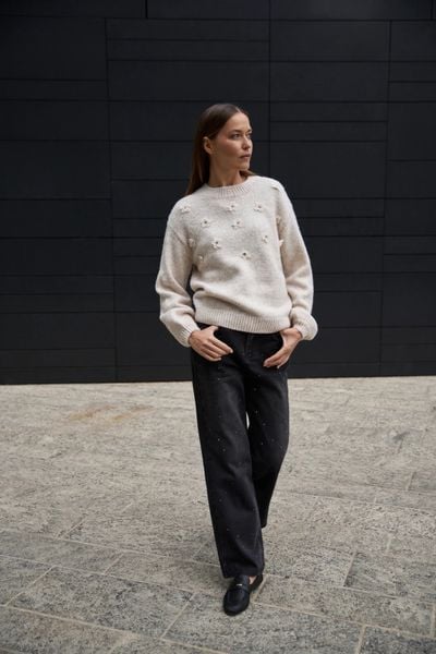 Sweter z aplikacją beżowy. Brązowe swetry damskie MOODO, l, z aplikacjami, z poliamidu, bez kołnierzyka, bez ramiączek, bez kaptura. W wyprzedaży za 55.99 zł.