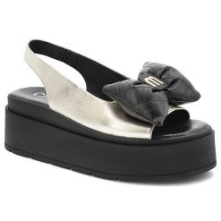 Złote Sandały Chebello Eleganckie Obuwie Damskie Na Platformie. Żółte klapki damskie CheBello, bez wzorów, eleganckie, bez obcasa, na platformie. Za 369.00 zł.