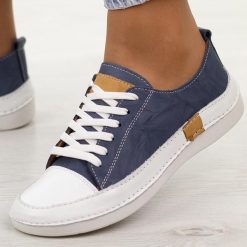 Granatowe skórzane półbuty damskie T.Sokolski 8260. Niebieskie obuwie sportowe damskie Sokolski, na jesień, bez wzorów, z jeansu, eleganckie, z okrągłym noskiem, bez obcasa, na płaskiej podeszwie, bez zapięcia. Za 299.00 zł.