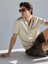 Sweter z krótkim rękawem - beżowy. Brązowe swetry przez głowę męskie Reserved, l, bez wzorów, z bawełny, bez kołnierzyka. Za 139.99 zł.