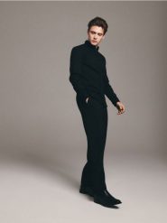 Gładka koszula slim fit - czarny. Czarne koszule męskie Reserved, l, bez wzorów, z bawełny, bez kołnierzyka, bez ramiączek. Za 119.99 zł.