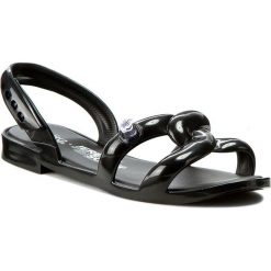 Sandały MELISSA - Tube Sandal+Jeremy S 31844 Black 01003. Czarne klapki damskie Melissa, z aplikacjami, z tworzywa sztucznego, bez obcasa, na obcasie. W wyprzedaży za 209.00 zł.