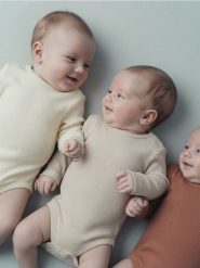 Prążkowane body 3 pack - kremowy. Białe body niemowlęce Sinsay, bez wzorów, prążkowane, bez ramiączek. Za 29.99 zł.