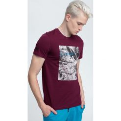 T-shirt męski TSM009 - ciemny fiolet. Czerwone t-shirty męskie 4f, z nadrukiem, z bawełny. W wyprzedaży za 44.99 zł.
