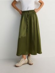Satynowa spódnica maxi - oliwkowy. Zielone spódnice damskie Reserved, l, bez wzorów, z satyny, maxi, rozkloszowane. W wyprzedaży za 89.99 zł.