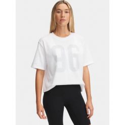 T-Shirt Damski Under Armour Koszulka Sportowa z Nadrukiem. Białe koszulki sportowe damskie Under Armour, bez wzorów, bez kołnierzyka, bez ramiączek, na fitness i siłownię. Za 179.99 zł.