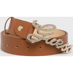 Guess Jeans - Pasek. Brązowe paski damskie Guess Jeans, bez wzorów, z jeansu. W wyprzedaży za 159.90 zł.