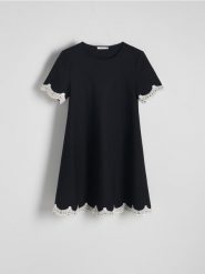 Sukienka z kontrastową koronką - czarny. Czarne sukienki damskie Reserved, l, bez wzorów, z koronki, bez kołnierzyka, bez ramiączek, mini. W wyprzedaży za 99.99 zł.