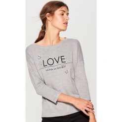 Sweter z aplikacją - Szary. Szare swetry damskie Mohito, l, z aplikacjami, bez kołnierzyka, bez ramiączek, bez kaptura. Za 99.99 zł.