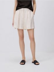 Szorty z modalem - złamana biel. Szorty damskie Reserved, l, bez wzorów, z tkaniny. Za 119.99 zł.