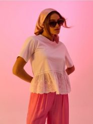 Bawełniana bluzka z koronkowym zdobieniem - biały. Białe bluzki damskie Sinsay, l, z aplikacjami, z bawełny, bez kołnierzyka, bez ramiączek. Za 29.99 zł.