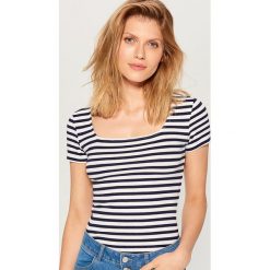 Basicowa koszulka z krótkimi rękawami - Biały. T-shirty damskie marki Mohito. Za 39.99 zł.