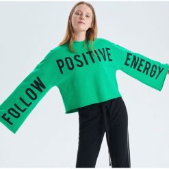 Krótka bluza z szerokimi rękawami - Zielony. Bluzy damskie Cropp. W wyprzedaży za 29.99 zł.