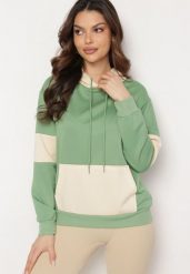 Zielona Bluza Oversize z Kapturem i Kontrastowymi Wstawkami Jevina. Zielone bluzy damskie Born2be, l, z aplikacjami, z jeansu, z kapturem. Za 44.99 zł.