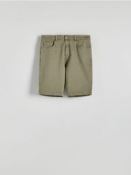 Jeansowe szorty regular fit - zielony. Zielone szorty męskie Reserved, bez wzorów, z denimu. W wyprzedaży za 89.99 zł.