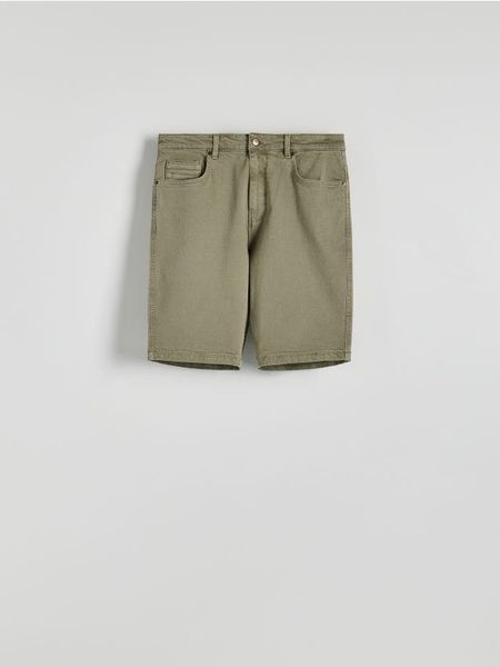 Jeansowe szorty regular fit - zielony. Zielone szorty męskie Reserved, bez wzorów, z denimu. W wyprzedaży za 89.99 zł.