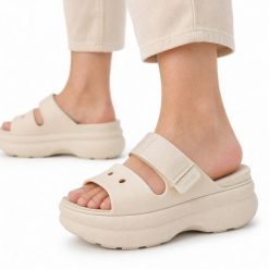 Sandały klapki damskie platformy Crocs SOHO TWO STRAP SANDAL. Brązowe klapki damskie Crocs, bez wzorów, z jeansu, eleganckie, bez obcasa, na platformie. Za 239.00 zł.