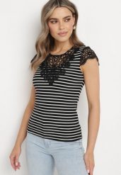 Czarny Bawełniany T-shirt z Prążkowanej Dzianiny Ozdobiony Koronką Liasilo. Czarne bluzki damskie Born2be, m, bez wzorów, z bawełny, bez kołnierzyka. Za 39.99 zł.