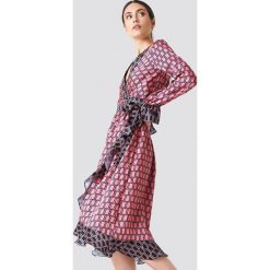 NA-KD Trend Kopertowa sukienka midi - Pink. Sukienki damskie marki NA-KD Trend. Za 202.95 zł.