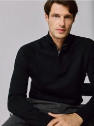 Sweter z wełną - czarny. Czarne swetry przez głowę męskie Reserved, l, bez wzorów, z dzianiny, bez kołnierzyka. Za 259.99 zł.
