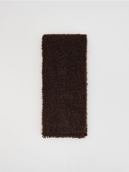 Miękki szalik - ciemnobrązowy. Brązowe szaliki i chusty damskie Reserved, bez wzorów. Za 79.99 zł.