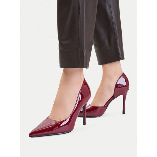 Szpilki DeeZee. Czerwone szpilki damskie DeeZee, bez wzorów, bez obcasa, bez zapięcia. Za 139.99 zł.